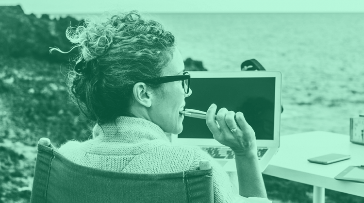 Benefits of the virtual classroom An image of woman with laptop in the context of the benefits of the virtual classroom for travelers